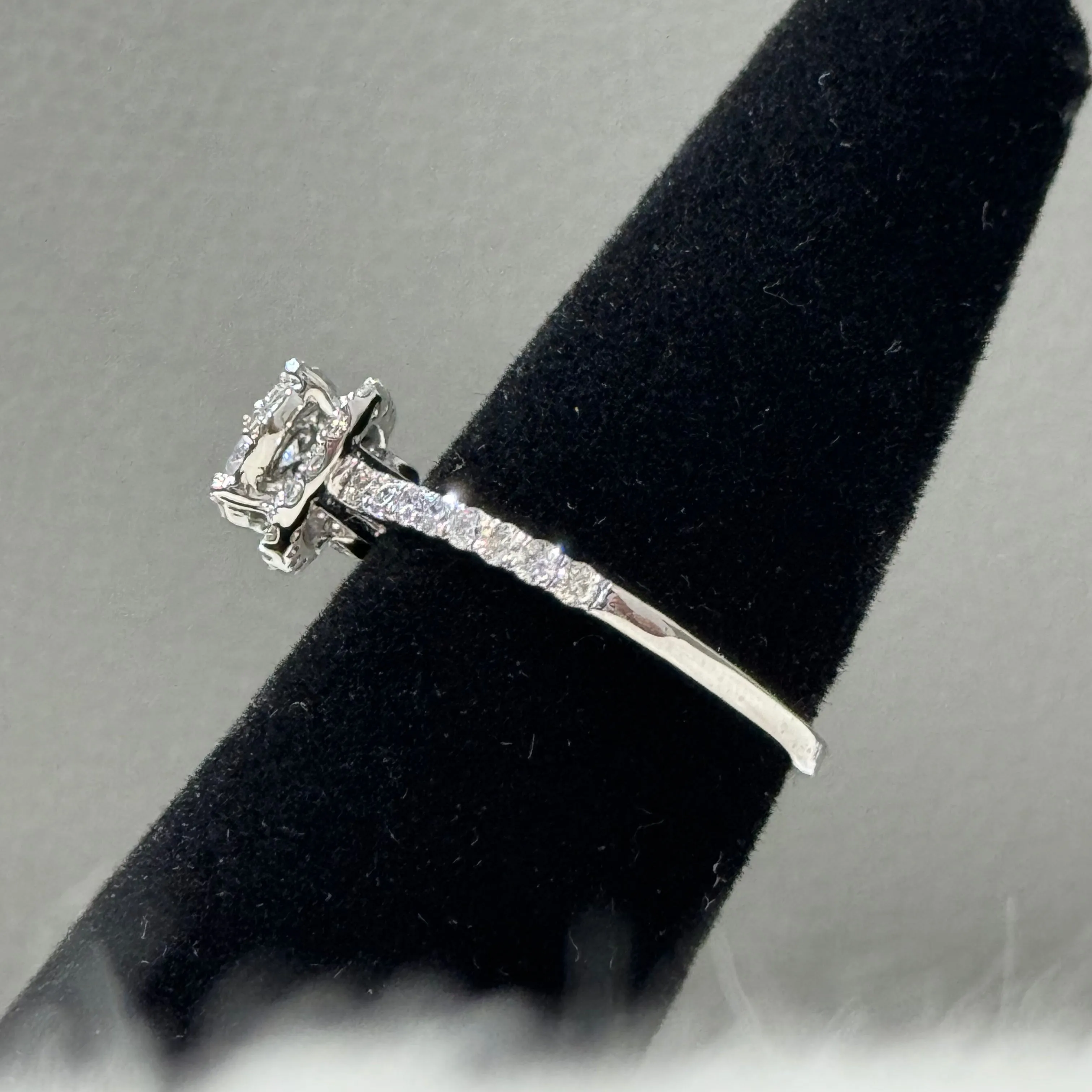 14K White Gold Diamond Luxury Engagement Ring 0.92Ct Dia / 2.6gr / Size 7